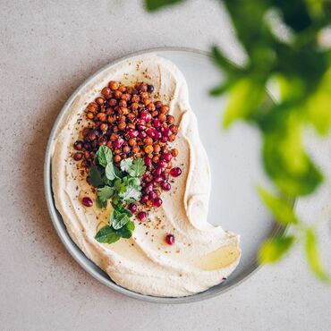 Hummus með krydduðum kjúklingabaunum, granateplum